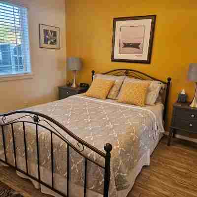 Location! Walk To Downtown And Old Mill - One Bedroom One Block From The River Rooms