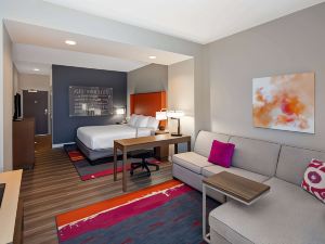 La Quinta Inn & Suites by Wyndham Greensboro Arpt High Point