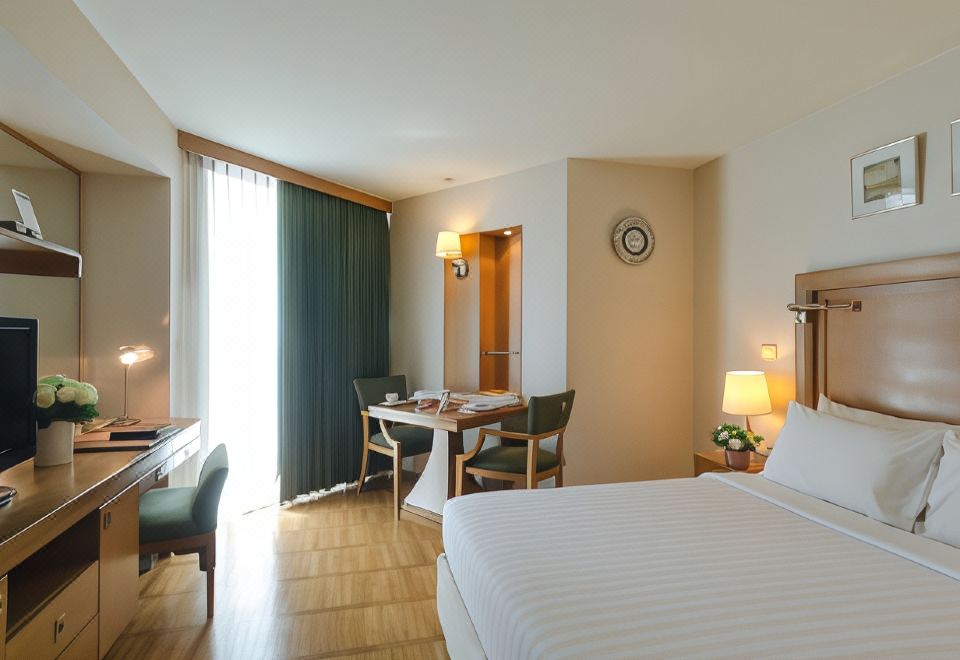 3. 앳 이즈 살라댕..