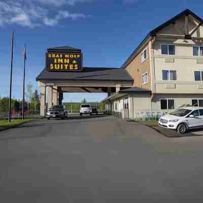 Gray Wolf Inn & Suites Hotel Exterior