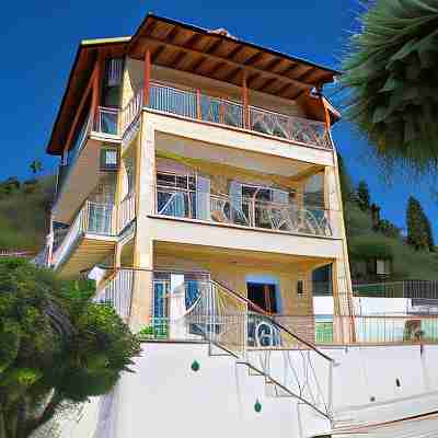 Brentanos Apartments - A - View of Paradise Hotel Exterior