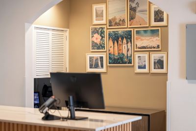 フロントデスク リージェンシー オン ビーチウォーク ワイキキ by アウトリガーの写真