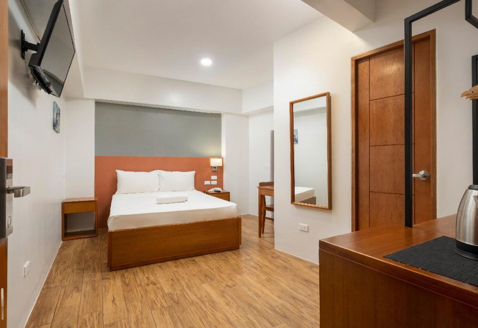 IHotel Uptown BGC