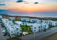 Relaxed Coastal Stay with Poolside Access & Great Amenities