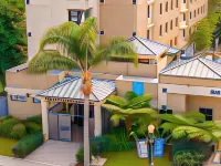 Uptown Inn by Vantaggio - アパートメント