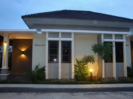 Luxio Hotel Sorong Отели в г. Sorong Manoi