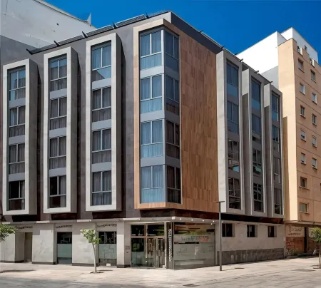 Apartamentos Suites Oficentro Deluxe Отели рядом с достопримечательностью «Плайя де ла Малагета»