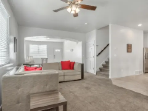 スペーシャス & ニュー ゲストハウス イン オレム - プロボ オレムのホテル