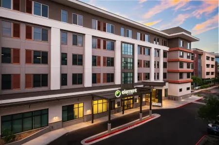 Element Scottsdale at SkySong Отели рядом с достопримечательностью «On The Edge Gallery»