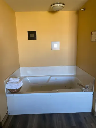 Super 8 by Wyndham Jackson MN