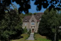 Schlosshotel Villa Westerberge - Hotel, Sport und Freizeit Aschersleben GmbH Hotels in der Nähe von Grafikstiftung Neo Rauch