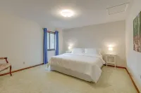 Huge 3 Story House Minutes From The Lake!