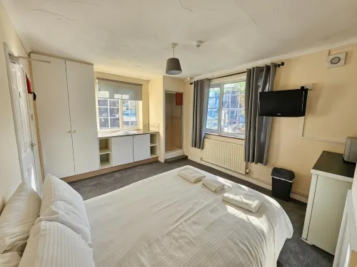 Central Studios 87 Tennyson Road Hotels in Badgeworth