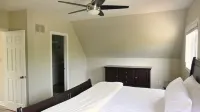 5 Bedrooms, Mountain Views, Steps from Blue Mountain Village, Hot Tub, BBQ Hôtels à : The Blue Mountains