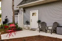 Beach, dining nearby, close to airports. Book now!
