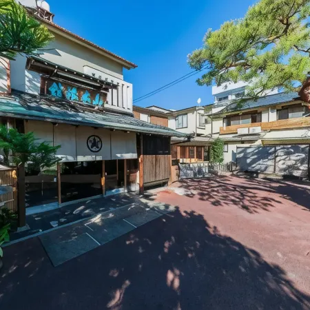 Atami Onsen Yamaki Ryokan Отели рядом с достопримечательностью «Пляж Нагахама»