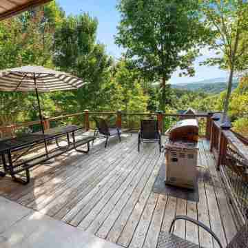 Kim's Cove Motorcycle-Friendly Cabin Features Game Room by RedAwning Hotel Exterior