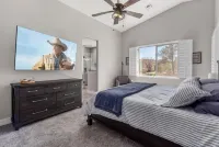 Beautiful Model home 2 minutes to town, golf and hiking. Perfect for families!