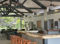 Coconut Beach Resort Hotel di Tavewa Island