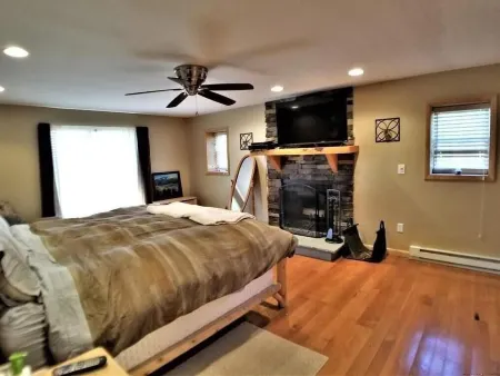 Lake Home on serene Highland Lake Отели в г. Хайленд