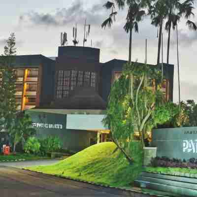 파트라 호텔 & 컨벤션 세마랑 Hotel Exterior