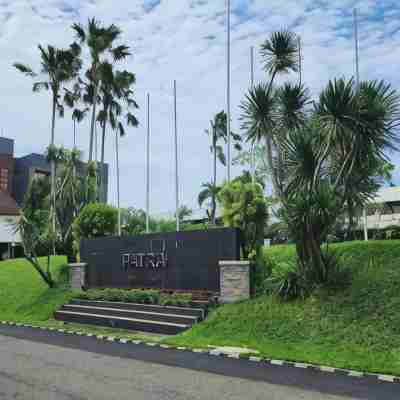 파트라 호텔 & 컨벤션 세마랑 Hotel Exterior