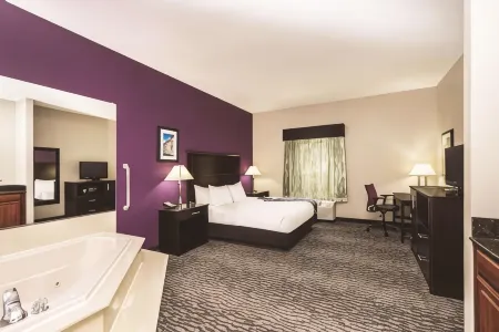 La Quinta Inn & Suites by Wyndham Louisville East Отели в г. Джефферсонтаун