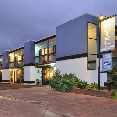 Waikanae Beach Motel Hotels near Gisborne Airport