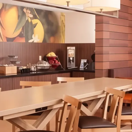 Fairfield Inn Charlotte Gastonia Отели рядом с достопримечательностью «Kure CBD & Vape»