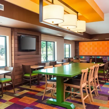 Fairfield Inn & Suites Victoria Отели рядом с достопримечательностью «Риверсайд Стадиум»