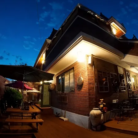 Jeonju Haemil Guesthouse Отели рядом с достопримечательностью «Jeondong Catholic Church»