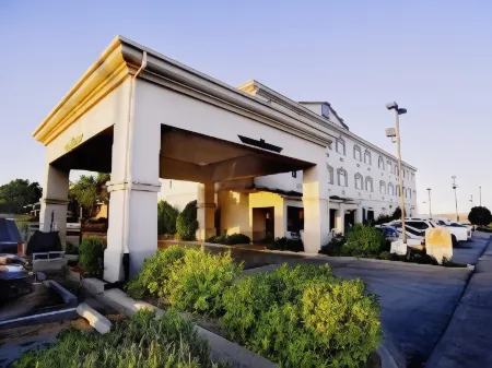 Best Western Plus Shamrock Inn  Suites