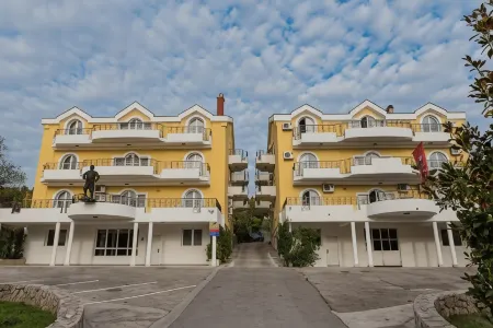 Hotel Crnogorska Kuća Отели рядом с достопримечательностью «Собор Воскресения Христова»