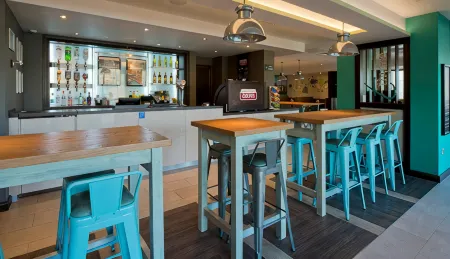 Premier Inn Holyhead Отели рядом с достопримечательностью «Porth Dafarch»