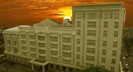 M - Regency Hotel Отели рядом с достопримечательностью «Kodingareng Keke Island»