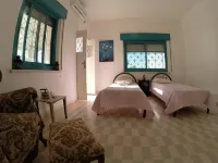 Auberg-Inn Guesthouse - parking