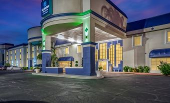 Clarion Inn & Suites Central Clearwater Beach