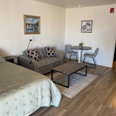 1-bedroom suite on 1st Fl. in Green River with AC, WiFi, a kitchen and laundry.