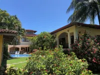 Beautiful Villa, Private Pool, Amazing Gardens! Walkable 5 Bedrooms Hotel di Puerto Carrillo