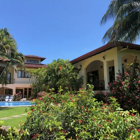 Beautiful Villa, Private Pool, Amazing Gardens! Walkable 5 Bedrooms