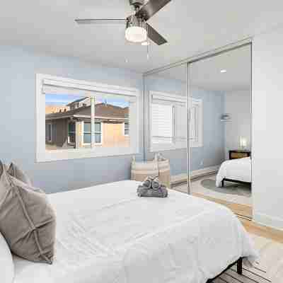 Newport Beach: Sky Above, Sand Below, Peace Within Rooms