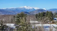 3-bed condo in the Heart of North Conway sleeps 8 Mins from Cranmore & Storyland