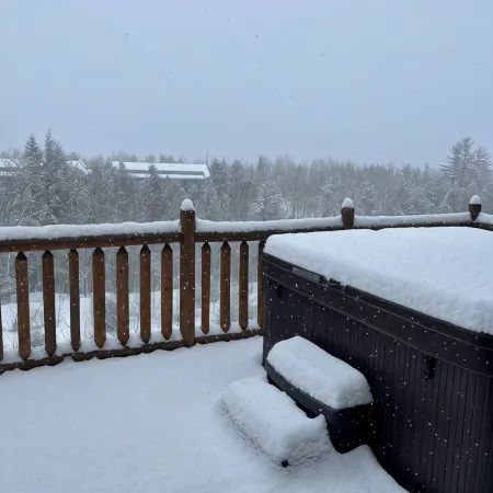 Spacious 4-bedroom Ski- in/ Ski-out condo in enchanting Sunday River w/ Hot Tub