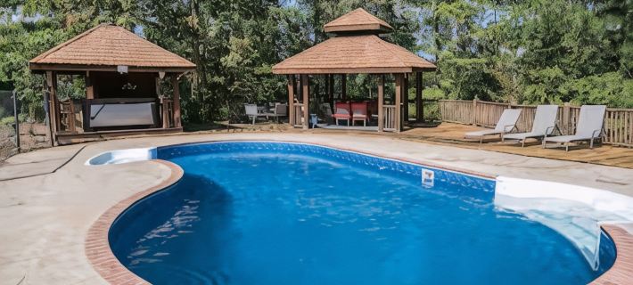 6000 sq ft home with Private Pool and Hot Tub, Sleeps 16 - 13 Acres Hotels in Harris County