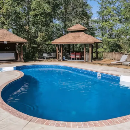 6000 sq ft home with Private Pool and Hot Tub, Sleeps 16 - 13 Acres
