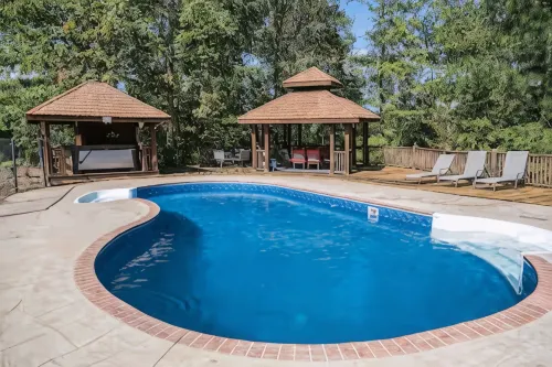 6000 sq ft home with Private Pool and Hot Tub, Sleeps 16 - 13 Acres