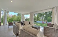 Stunning Rose Bowl Mansion 5 Minutes Walk!