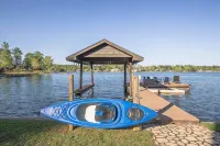 Lakefront Paradise on Lake Martin- Boathouse, Dock, Game Room & More! - キッチン