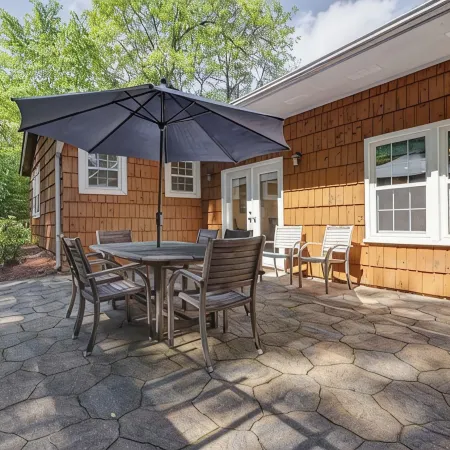 Cedar Cottage at Lake Guntersville Located a block from boat launch and park