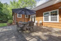 Cedar Cottage at Lake Guntersville Located a block from boat launch and park